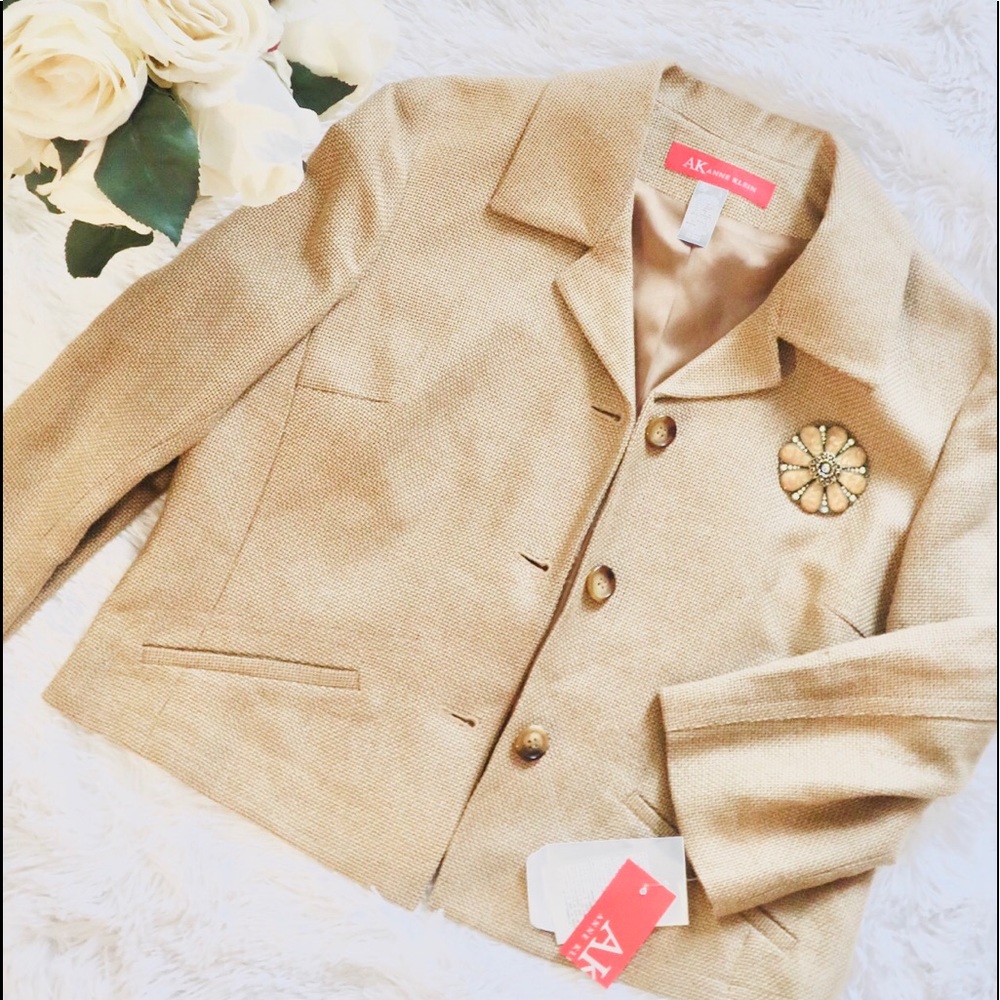 Gorgeous blazer with brooch 💖